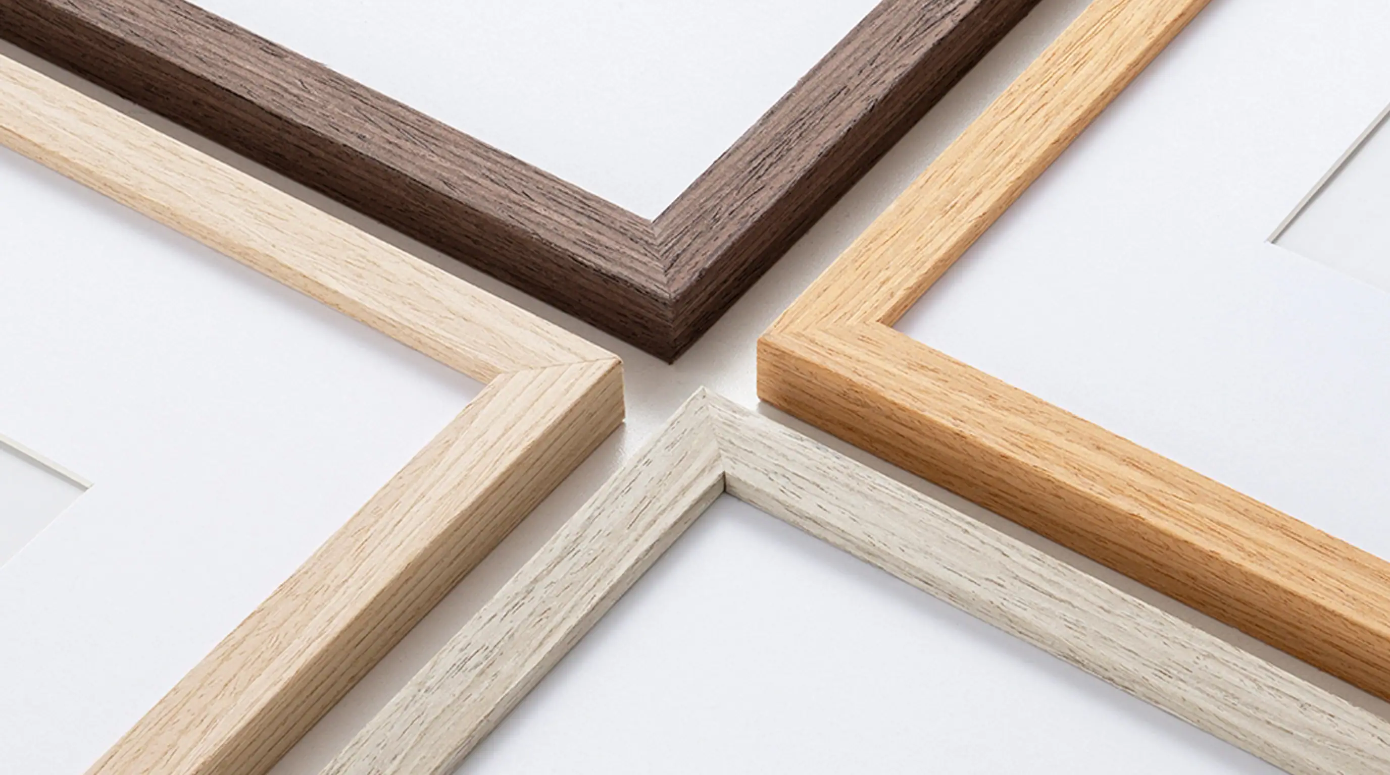 Close-up of a premium MDF picture frame showing flawless 45-degree corner joint and natural oak wood veneer texture Close-up of a premium MDF picture frame showing flawless 45-degree corner joint and natural oak wood veneer texture
